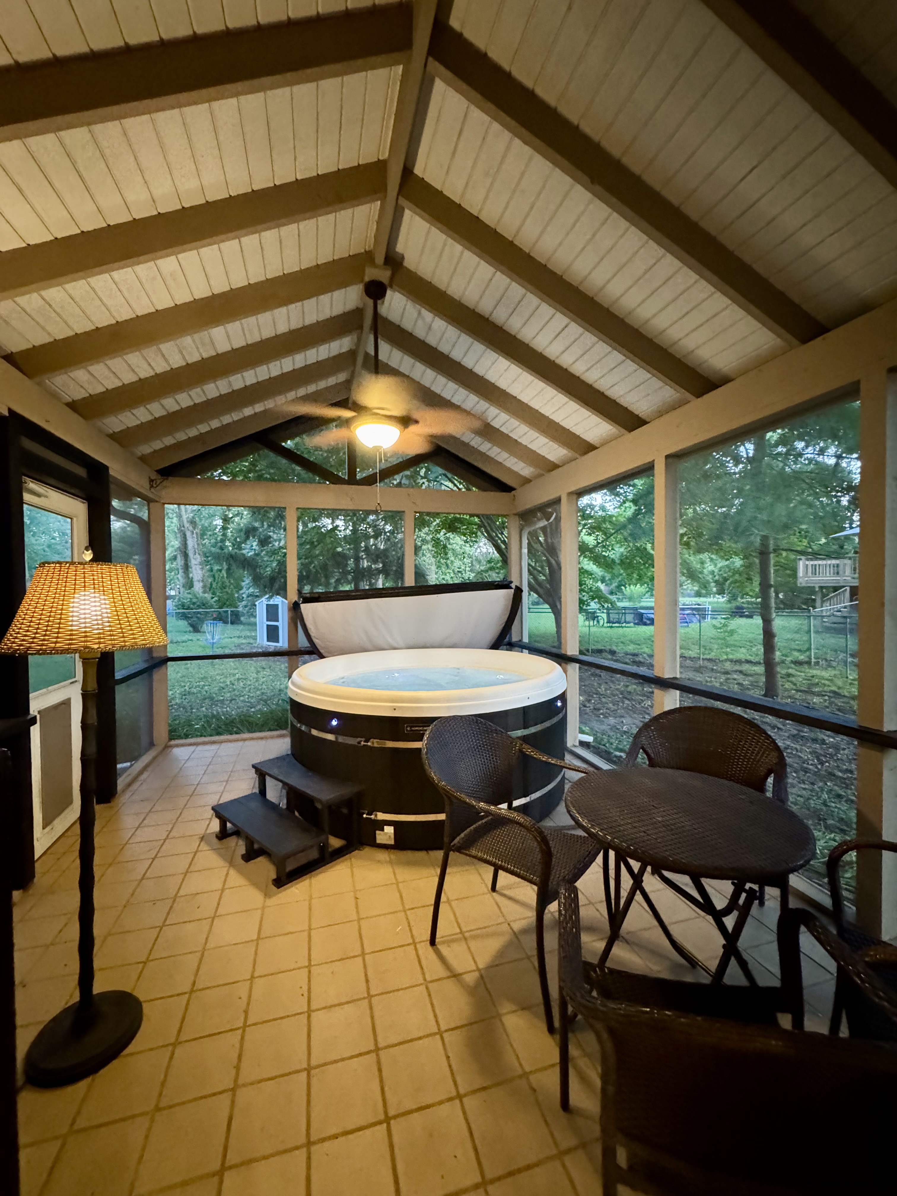 Central 5-Bed King Retreat with Hot Tub