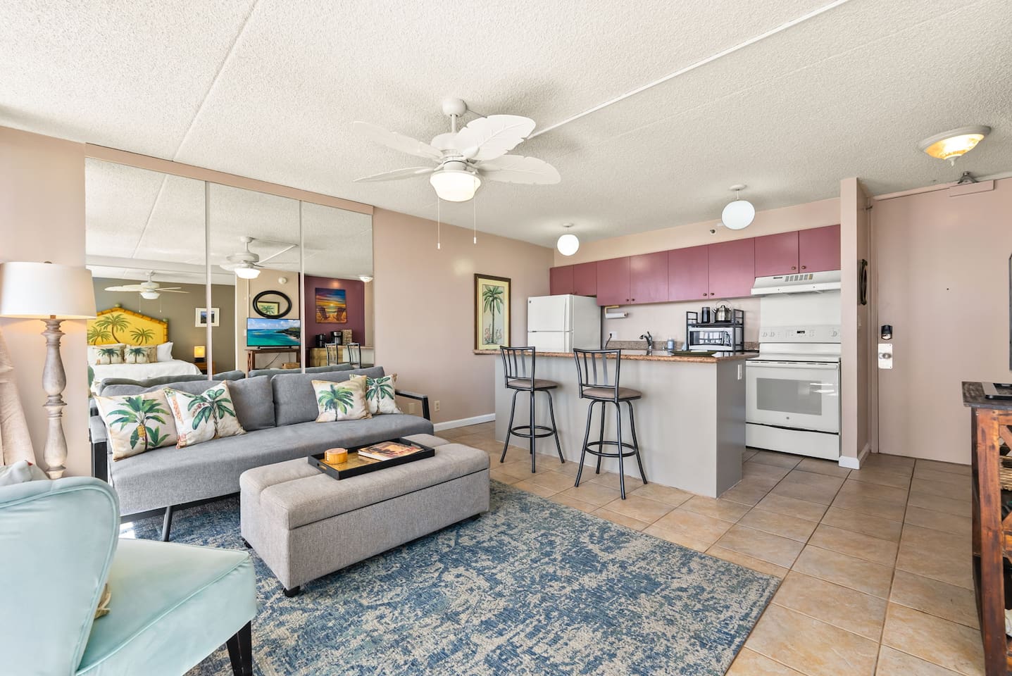 A spacious and fully equipped condo perfect for unwinding after a day of exploring Waikiki. ★“clean and fully equipped with everything we needed”★.
