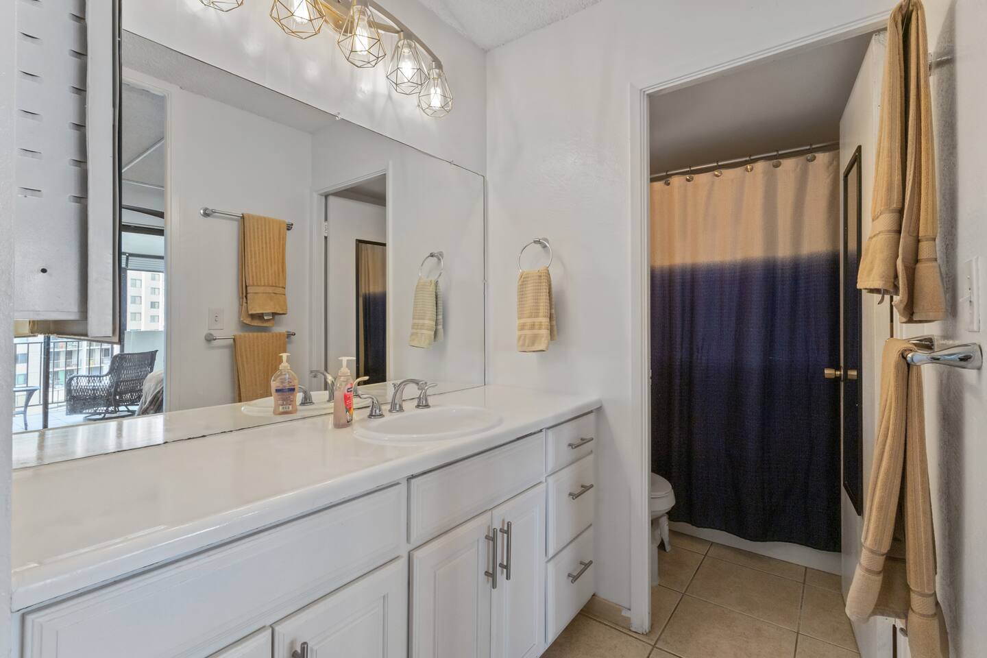 Ocean View | Walk to Mall | Free Parking, W/D, AC