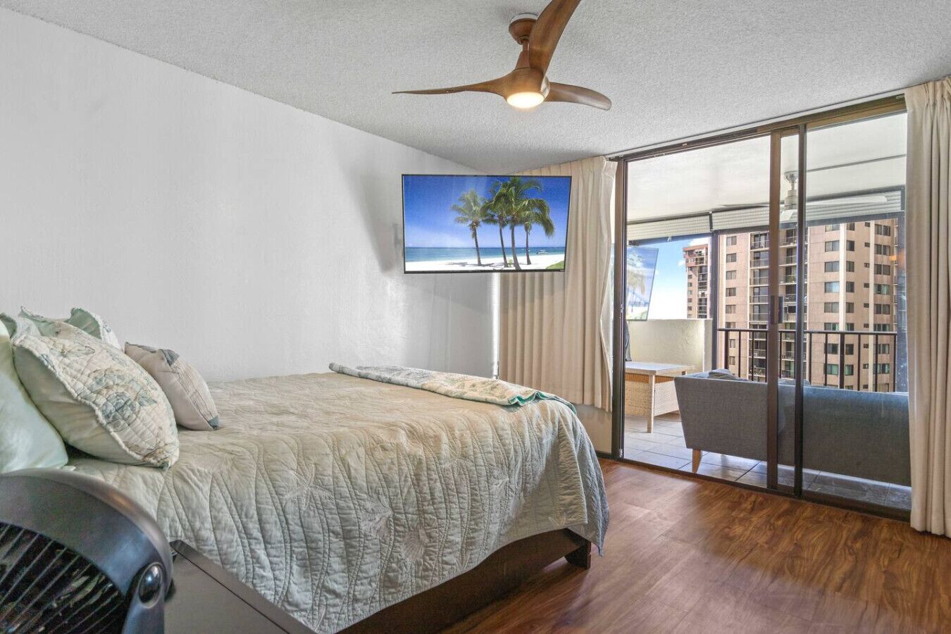 Bright and inviting 1-bedroom, 1-bathroom apartment featuring a private lanai with city views-perfect for a relaxing stay on Oahu.