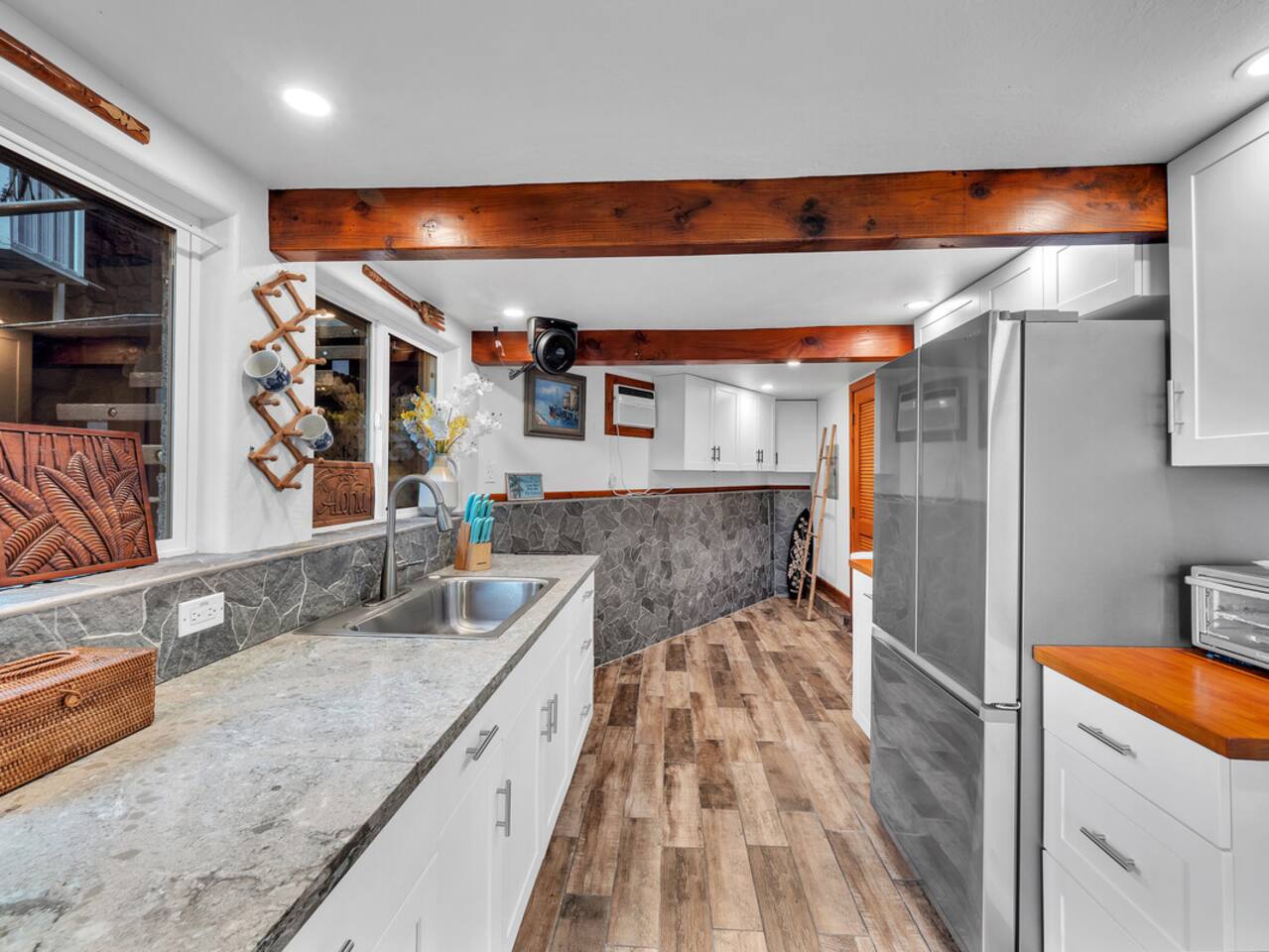 Enjoy the convenience of the downstairs food prep area for preparing snacks and drinks to fuel your beach days.