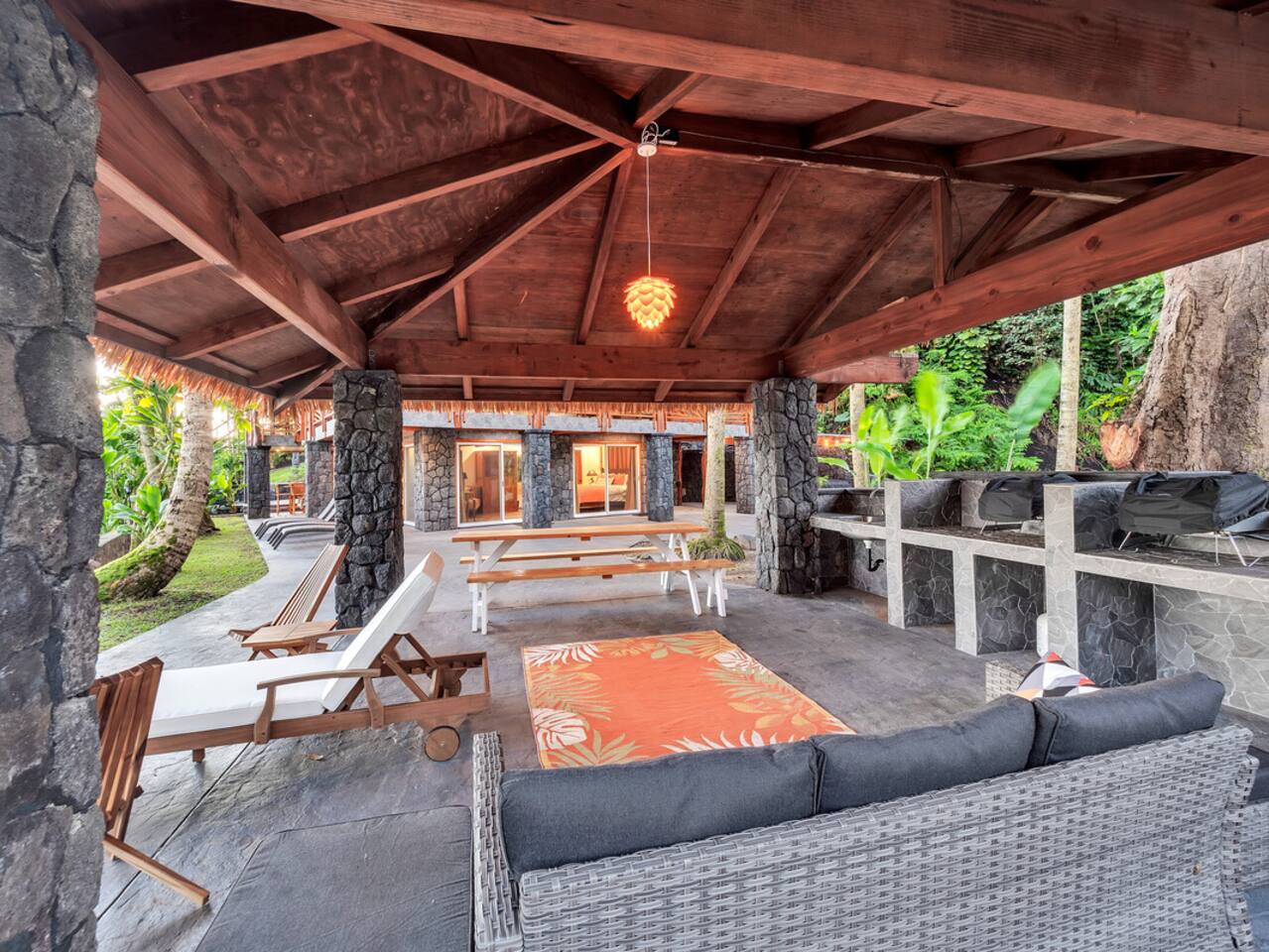 Enjoy oceanfront dining in style under the expansive roof of the Honoli'i Halau.