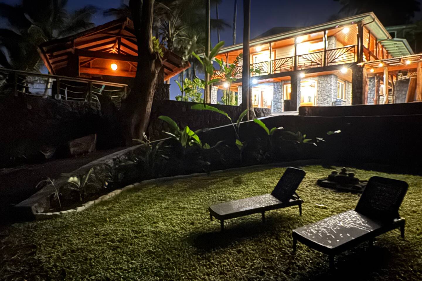 The property’s beauty doesn’t fade with the setting sun – at dusk, the soft light illuminates the stunning architecture and lush surroundings.