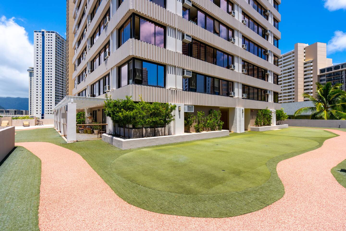 Perfect your putt on the Windsor Waikiki’s putting green, or go for a stroll or jog around the walking path—a fun way to enjoy the outdoors during your stay.
