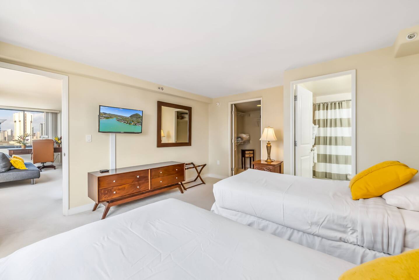 Whether you prefer twin beds or a king bed, this cozy suite offers flexibility.