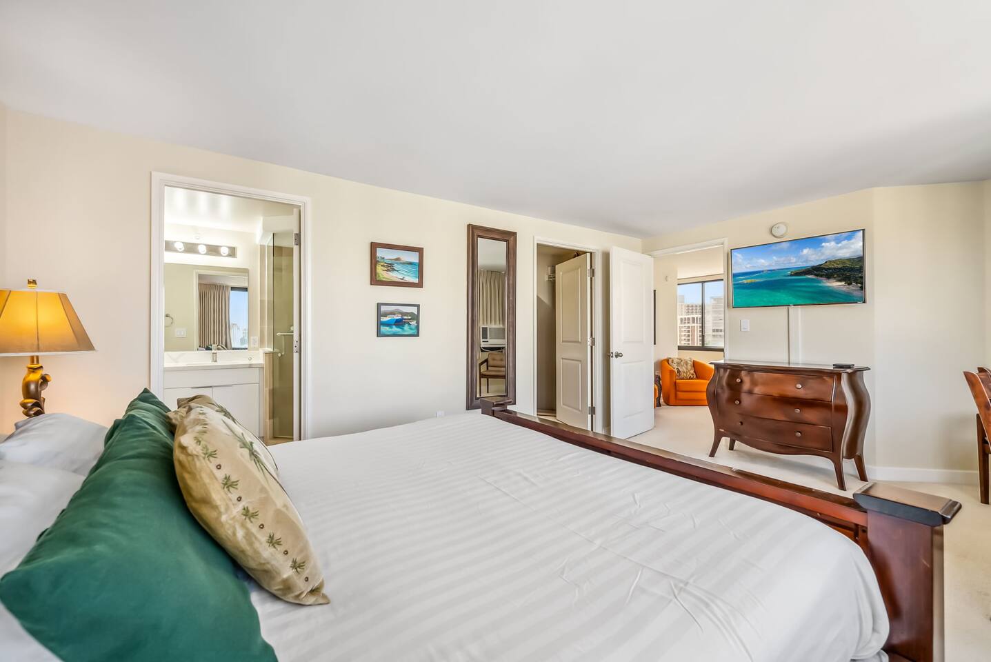 This elegant master suite offers the perfect blend of comfort and luxury, with a large walk-in closet, and a private en-suite bathroom for your ultimate convenience.
