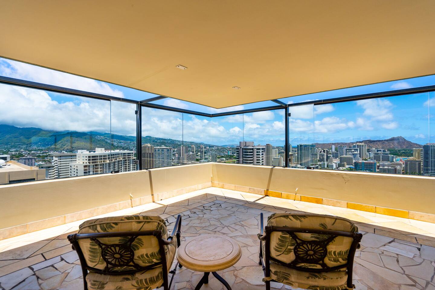 Relax and catch breathtaking 360-degree views of Honolulu, Diamond Head, and the ocean from the rooftop terrace—it’s the perfect spot for sunset cocktails or a peaceful morning.