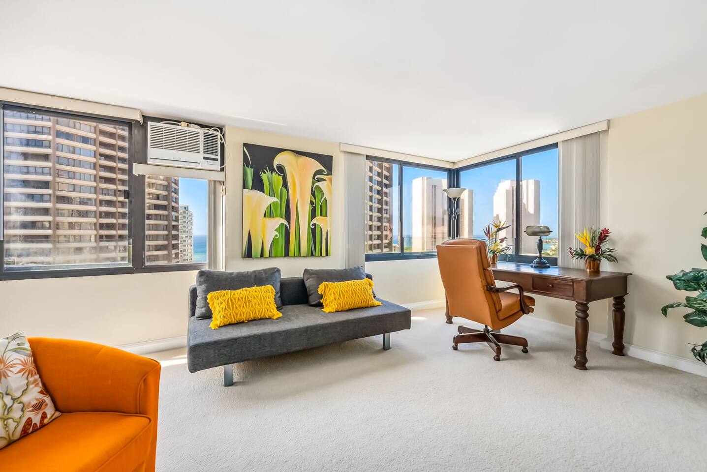 Need to catch up on work or just relax? The downstairs sitting room offers a dedicated workspace, a comfy futon, and a 32" smart TV.