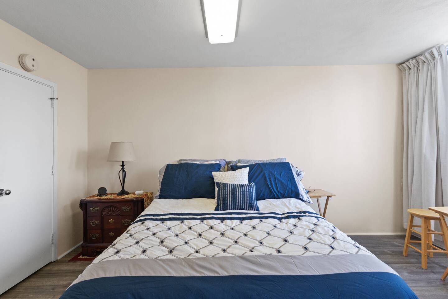 ★"The unit was very clean and felt like home"★ Cozy queen bed complemented by a roomy walk-in closet and a convenient desk space for added comfort and functionality.