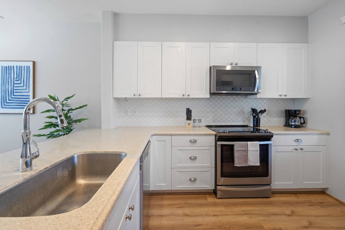 From quick bites to family feasts, this modern kitchen makes every meal part of the vacation magic.