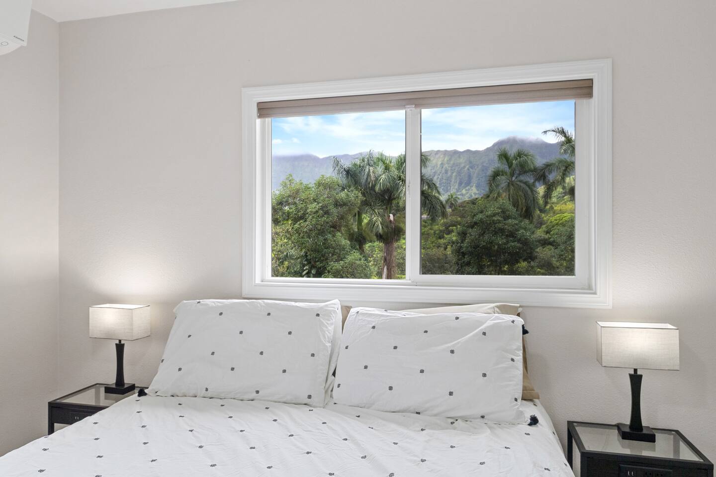 Crisp, clean décor and breathtaking mountain and palm views framed right outside the window.