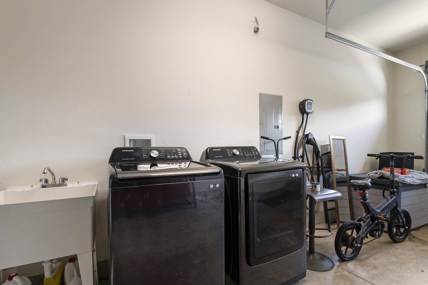 Find modern appliances in the garage! The in-unit washer and dryer will make your island vacation easy breezy.