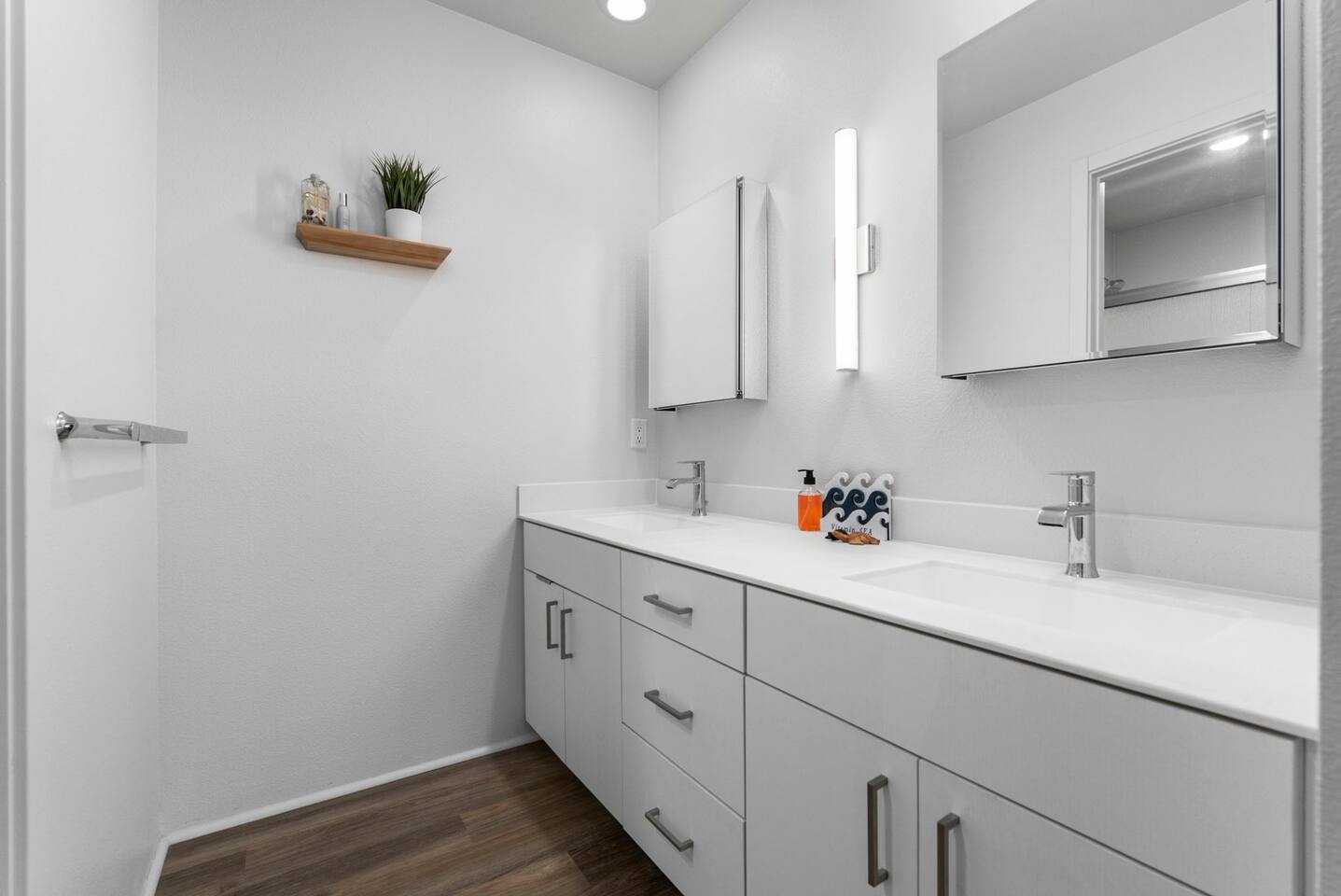 Double the sinks, double the ease! This stylish bathroom keeps your family’s mornings flowing smoothly.