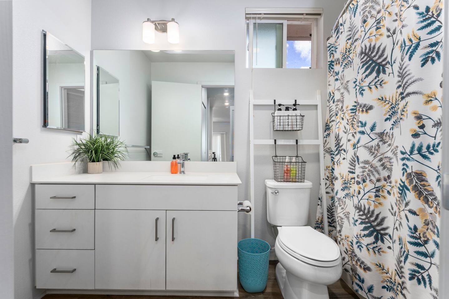 From leafy accents to smart storage, this cheerful bathroom is designed for easy, breezy vacation living.