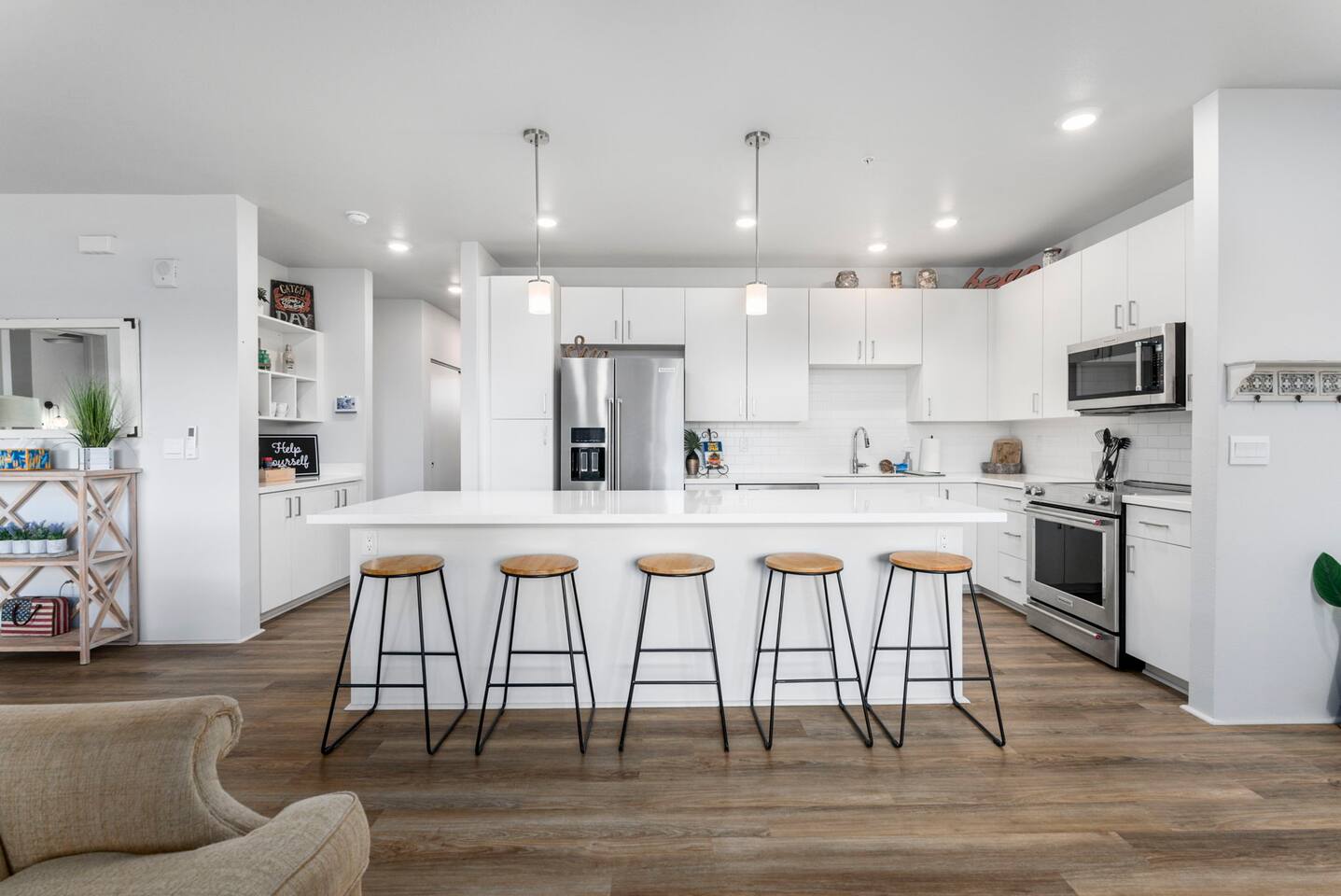 ★"Quality cookware and utensils, fridge with filtered water and ice, nice big washer and dryer, individual AC controls for every room, I could go on and on."★