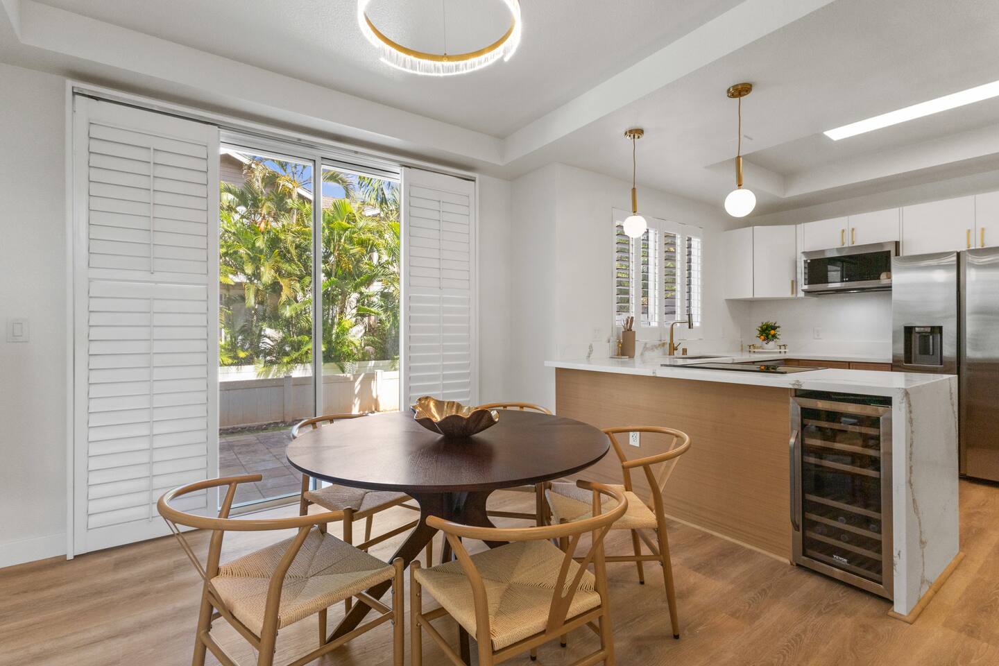 Bright space for breakfast, lunch, or dinner.