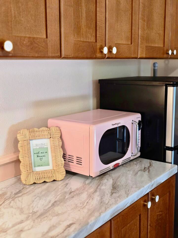 Retro appliances and uplifting words make this kitchen nook a feel-good favorite.