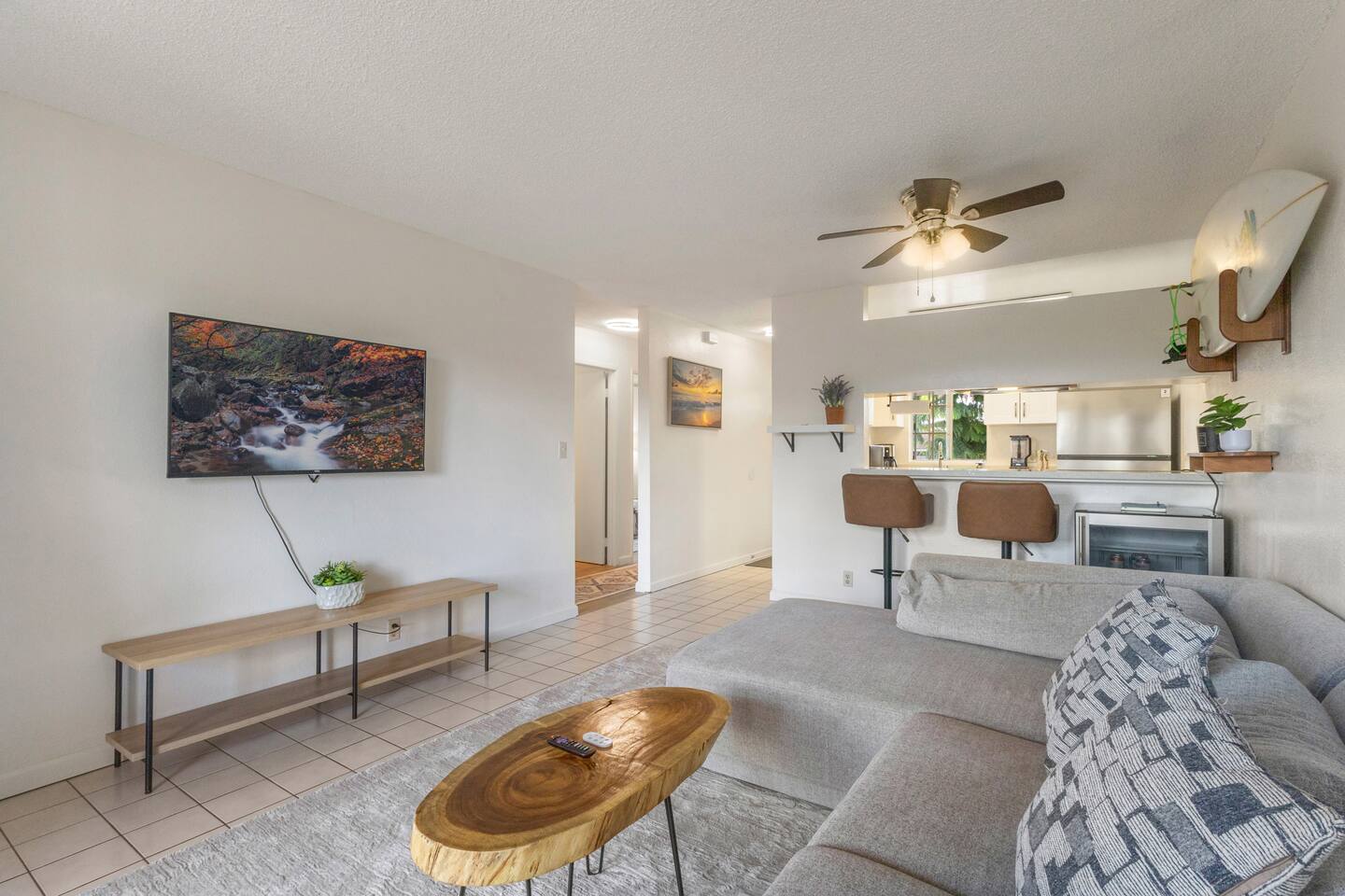 Whether you’re watching nature’s beauty on-screen, catching up at the breakfast bar, or preparing meals in the kitchen, this space adapts to your needs.