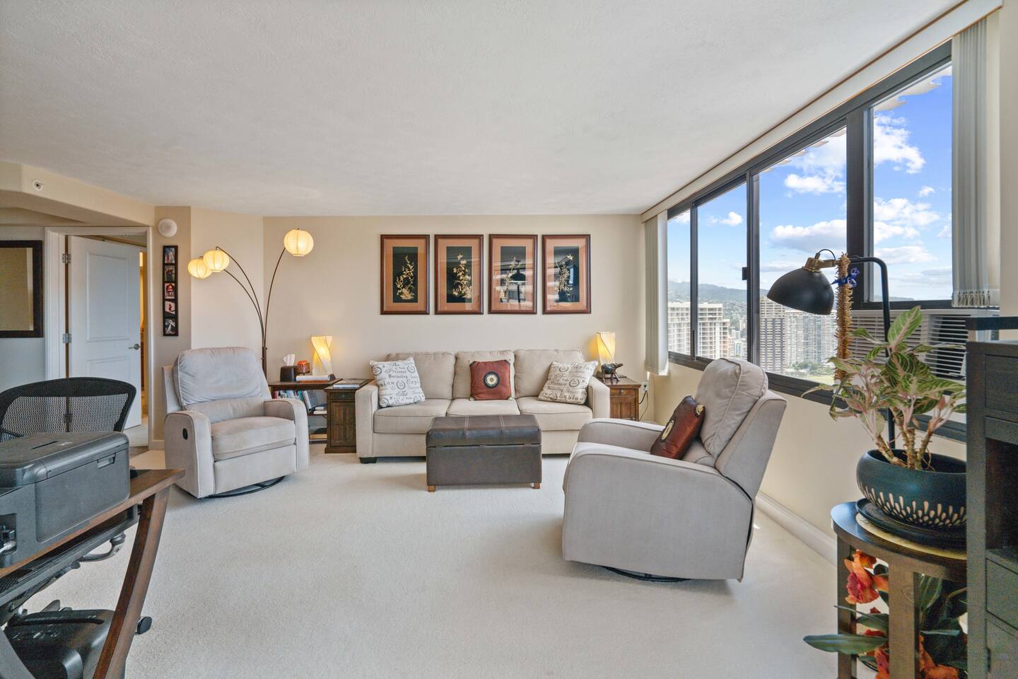 Framed art, plush seating, and windows that wow. This space was made for slow mornings. Island comfort, city sparkle.