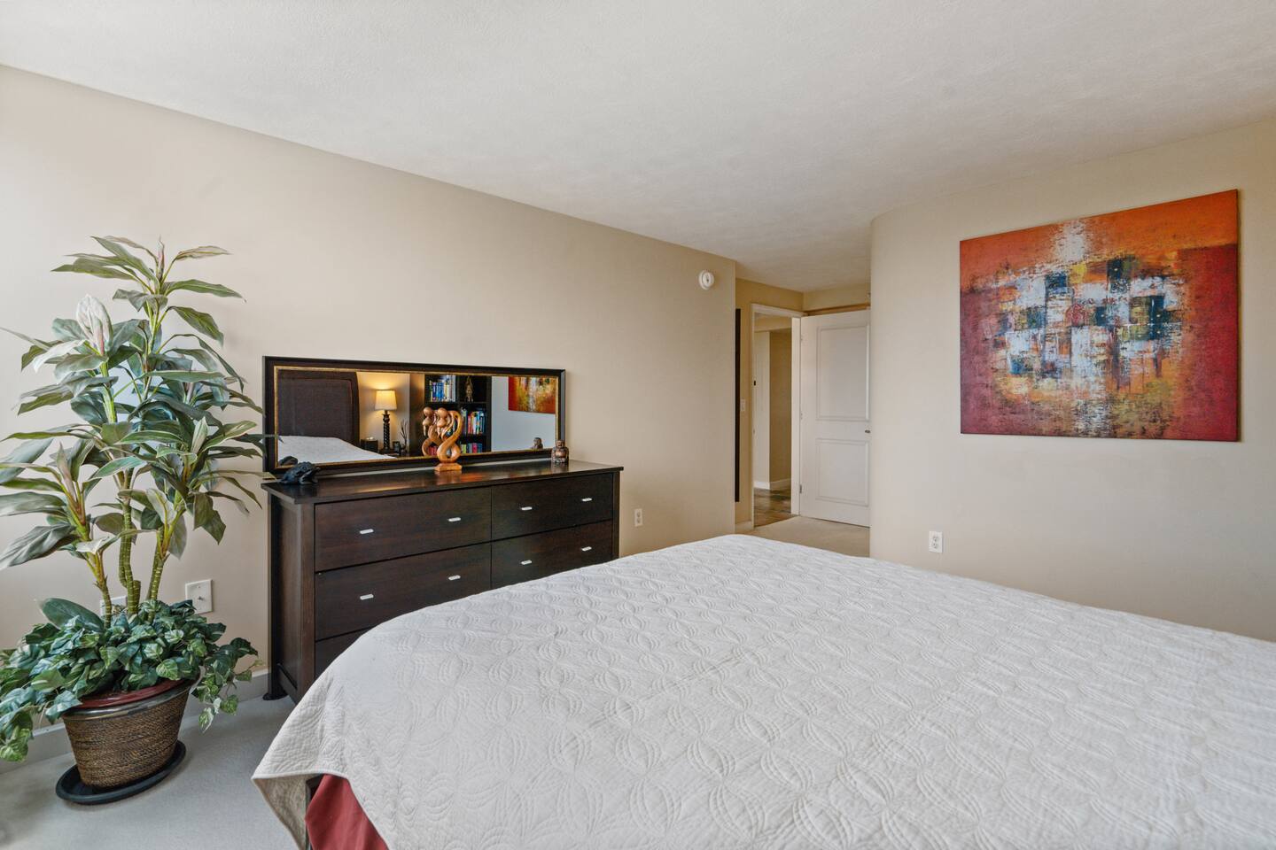 Minimalist comfort with a splash of color. Mirror glow and morning flow. Honolulu simplicity, done right.