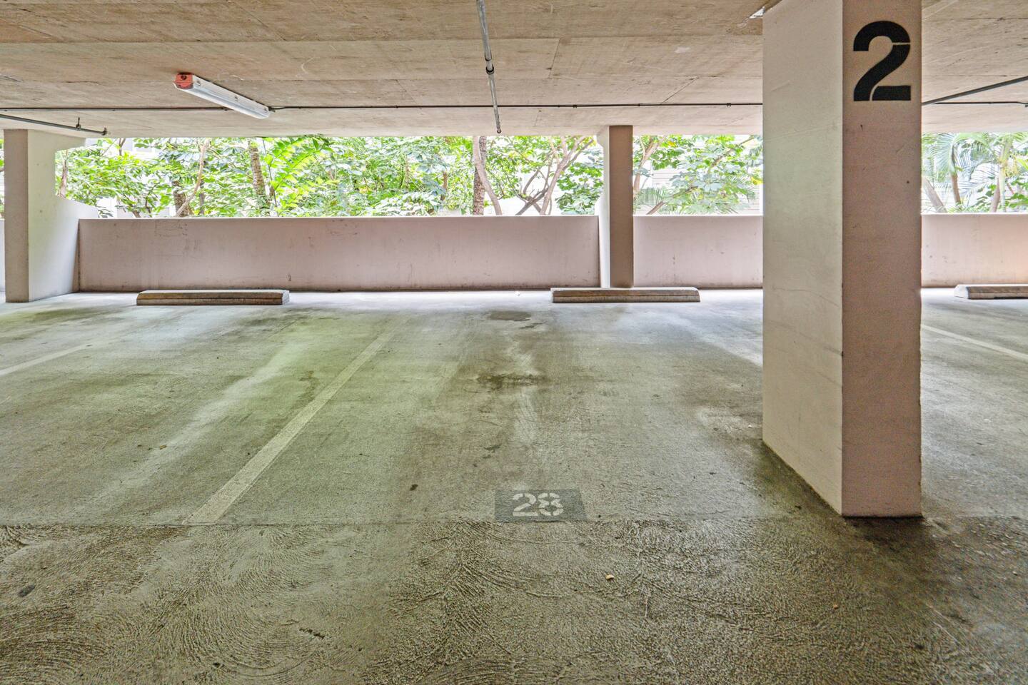 Designated parking, tropical backdrop. Pull in, park, and relax. Honolulu ease, from arrival to departure.