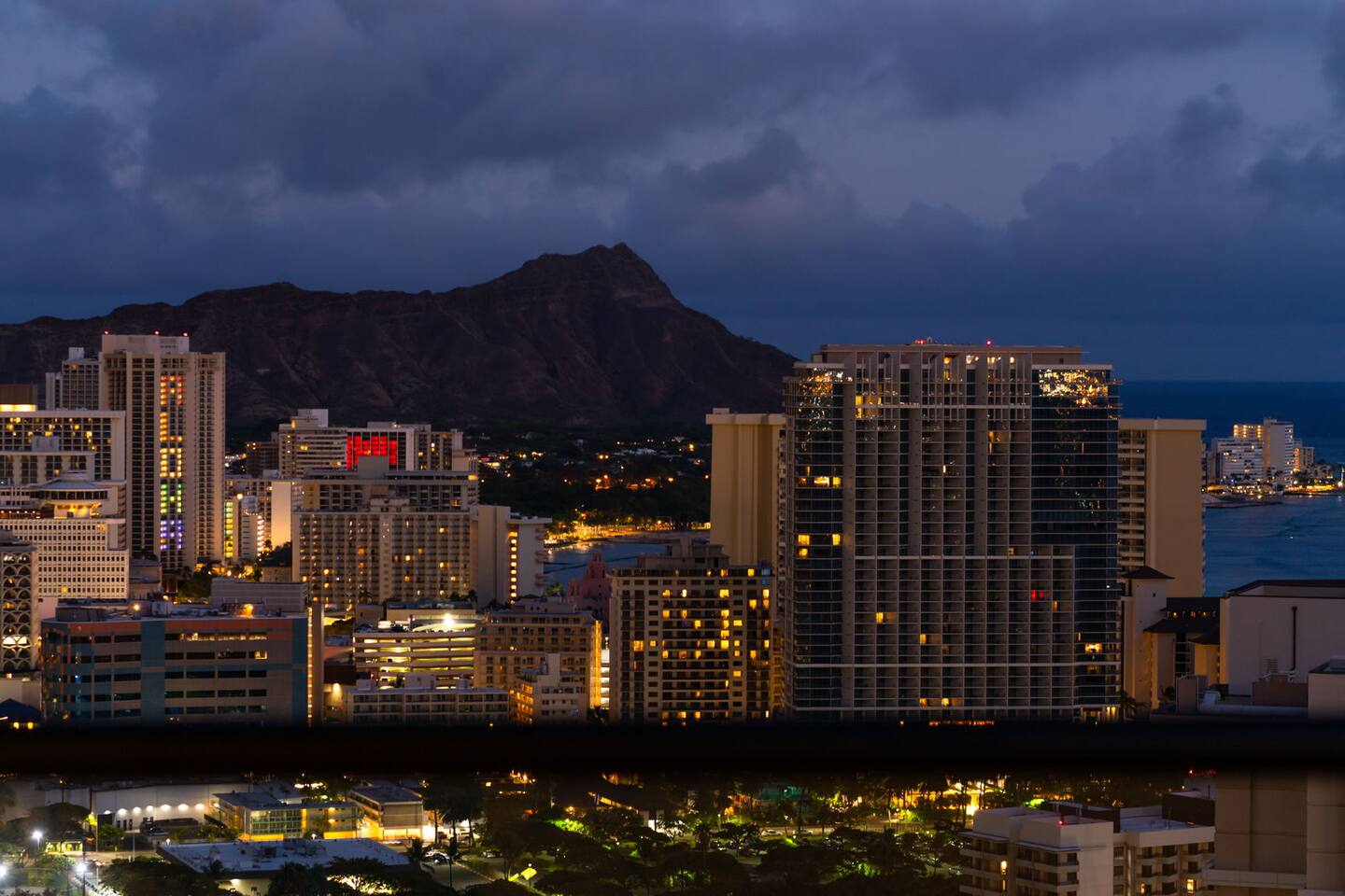 From skyline sparkle to volcanic silhouette. Honolulu’s energy meets nature’s grandeur. Your twilight postcard, live and luminous.