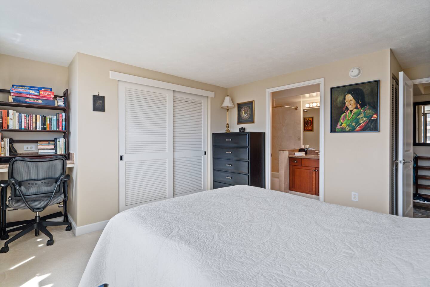 Work, play, and rest all in one flow. This room’s got personality and purpose. Island comfort, cleverly arranged.