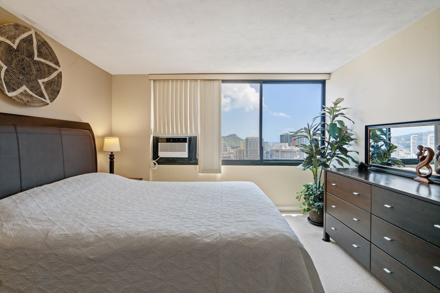 Wake up to skyline shimmer and mountain calm. This room brings the outside in. Honolulu mornings, redefined.