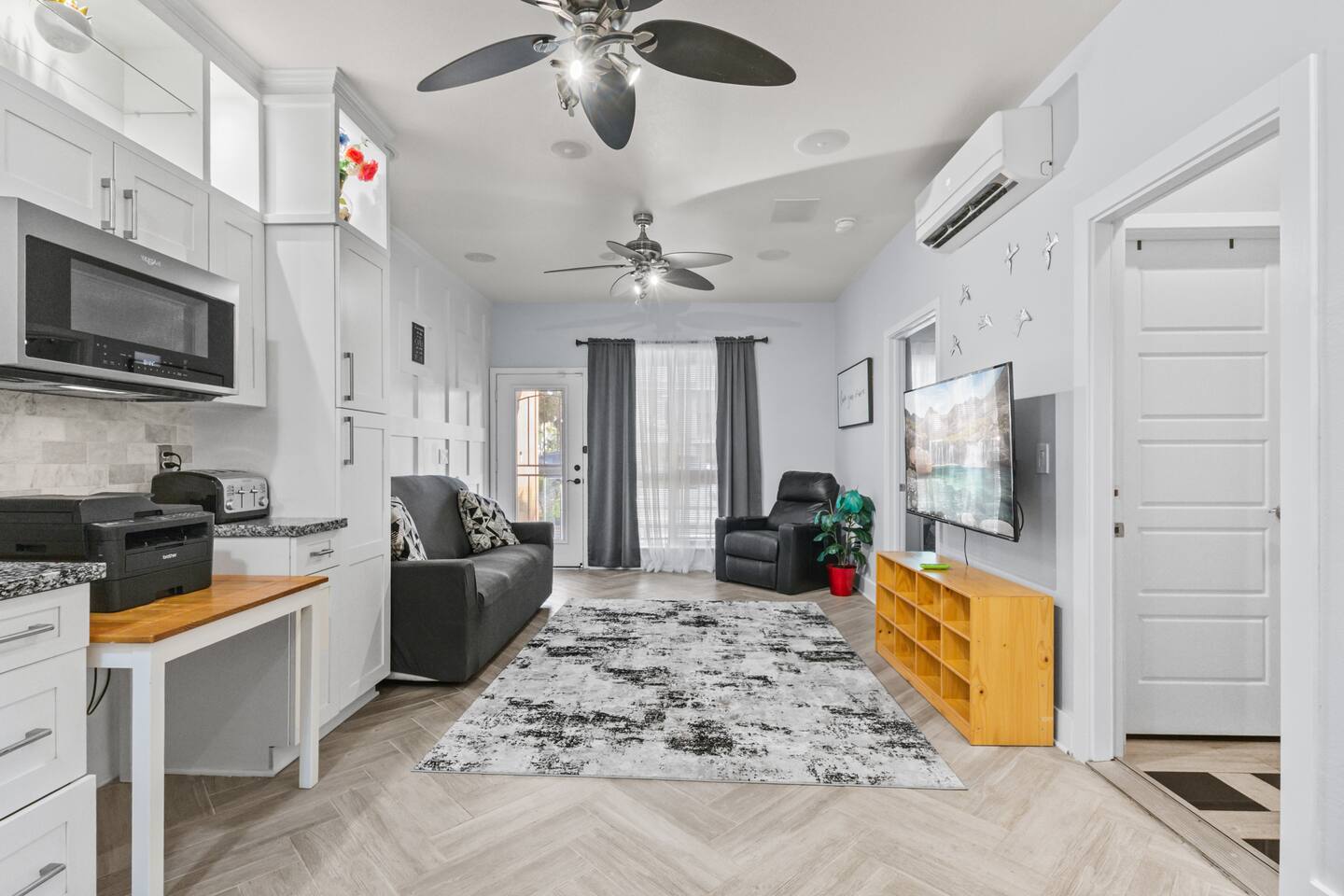 Clean lines, soft light, and a fully equipped kitchen make this space both practical and inviting.