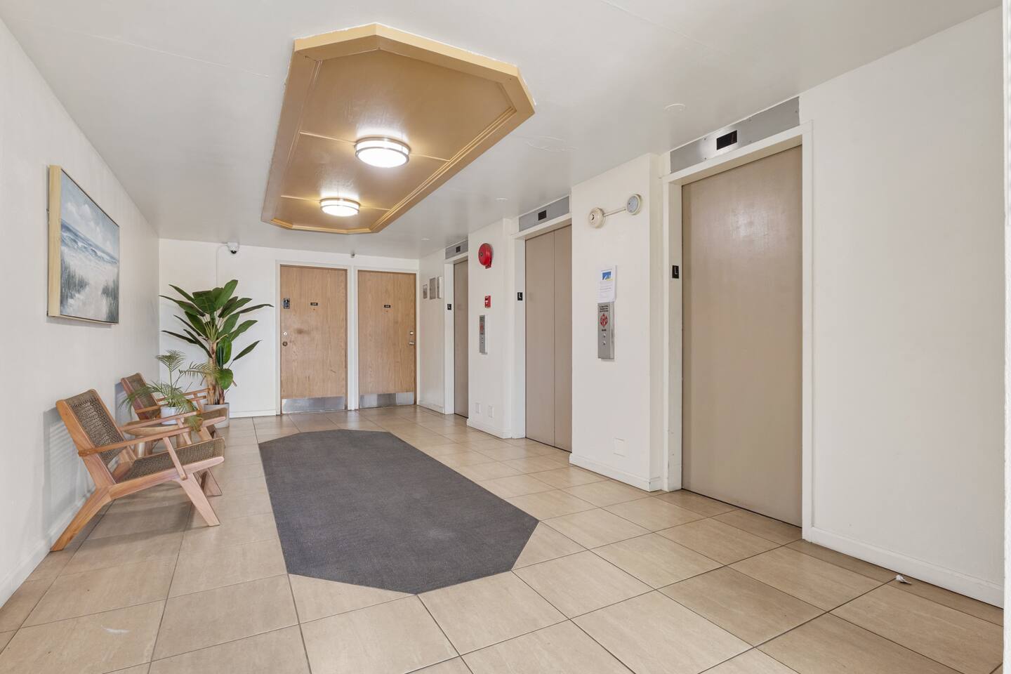 A calm entry with coastal touches, where elevators wait and woven chairs invite you to pause.