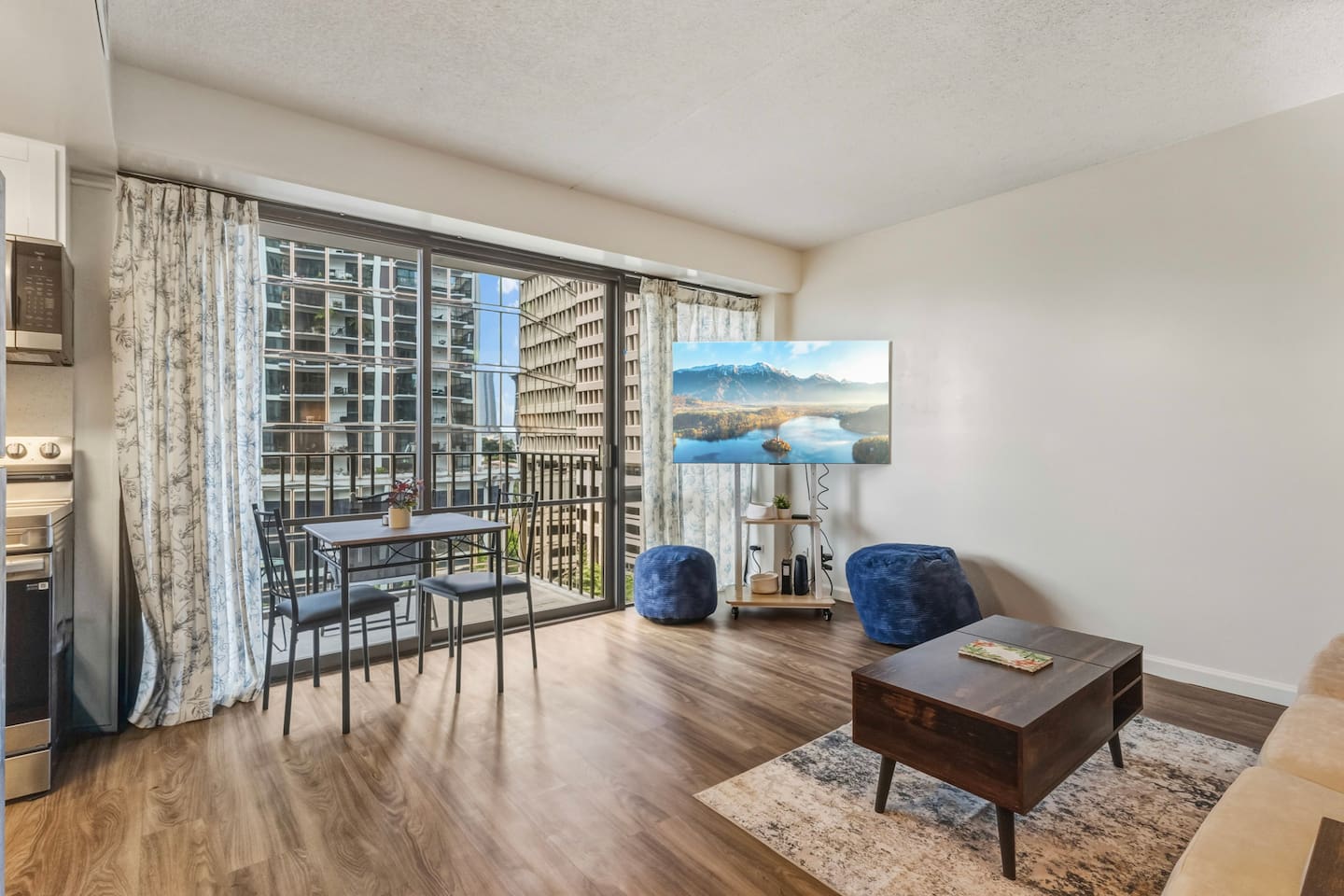 Your slice of Waikiki calm soft cushions, warm wood tones, and a balcony that whispers “sunset wine time.” It’s the kind of space that makes you want to kick off your shoes and stay awhile.