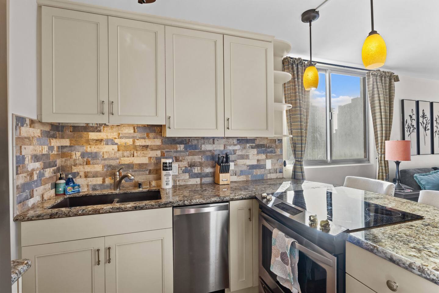 A fully equipped kitchen where you can start your mornings and end your days right at home.