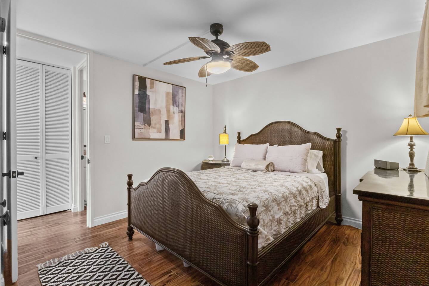A queen bed sleeps 2 comfortably in the primary bedroom.