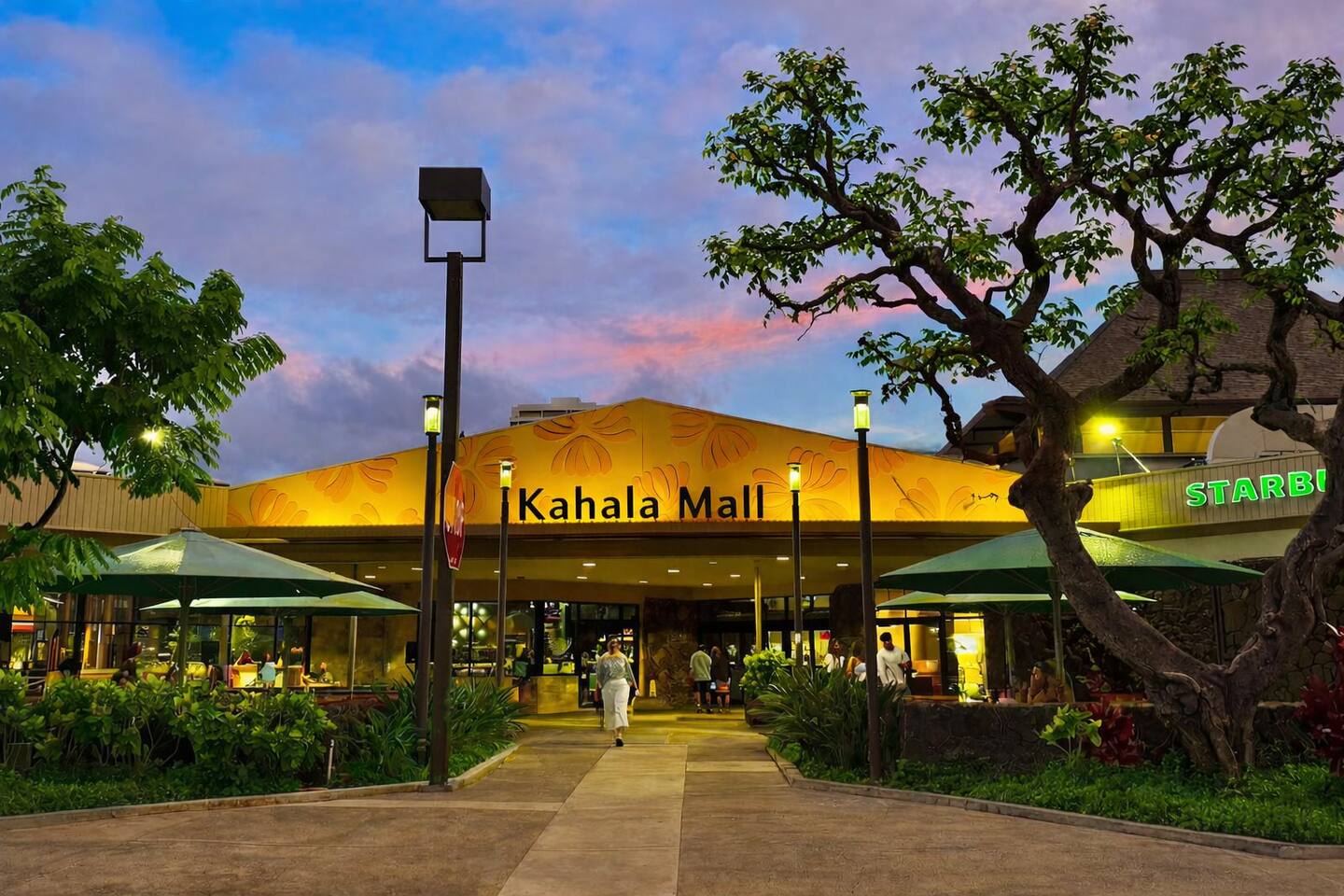 Kahala Mall nearby with Whole Foods, Starbucks and lots of Restaurant Options