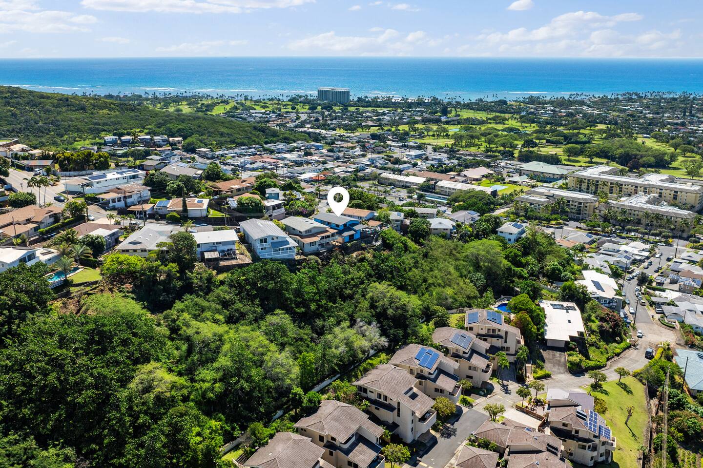 Minutes from Kahala Resort, Wailae Country Club where Sony Open is held each year, Kahala Mall and all that the South Shore of Oahu has to offer.