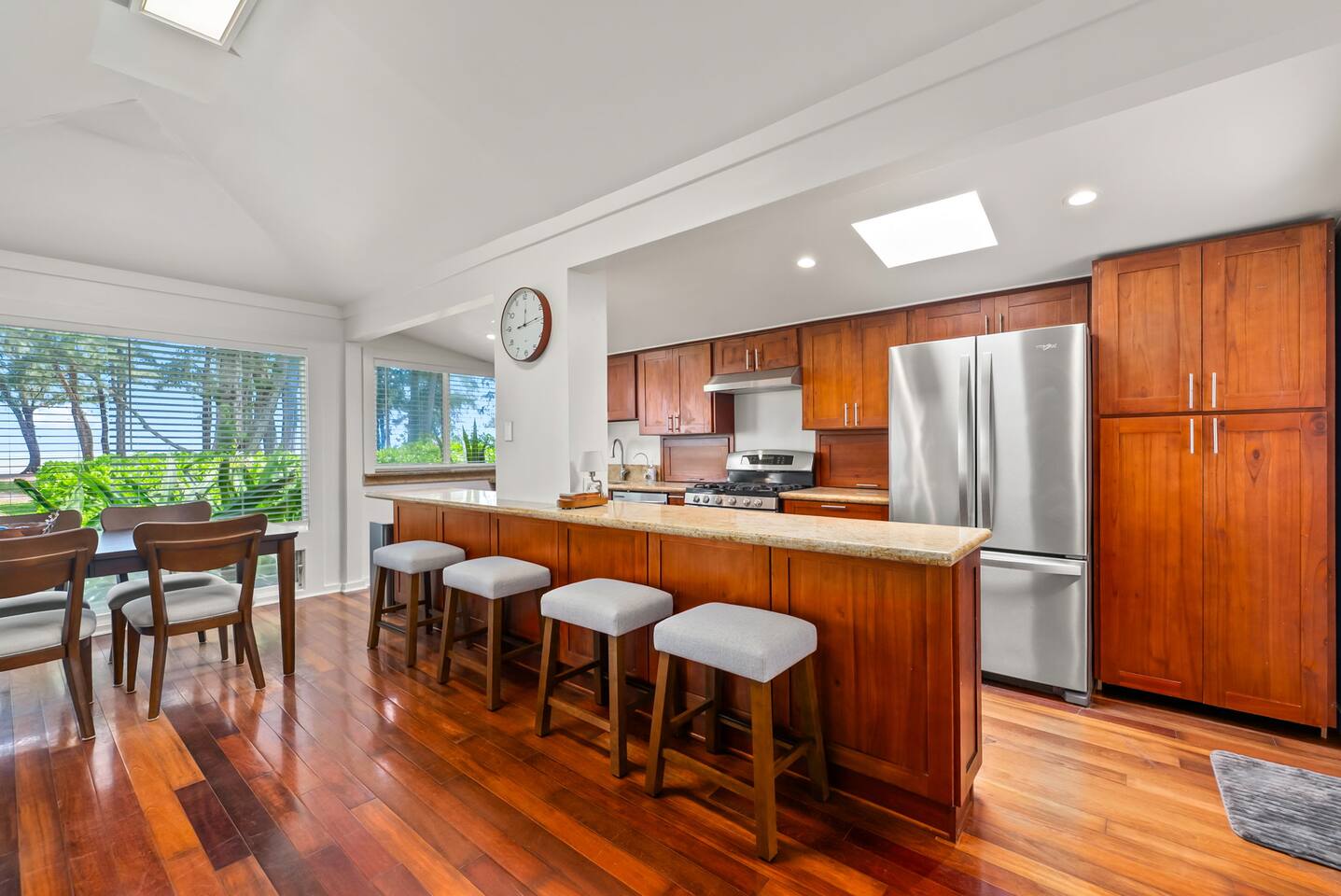Beachfront Retreat - Old Hawaii Waimanalo Villa