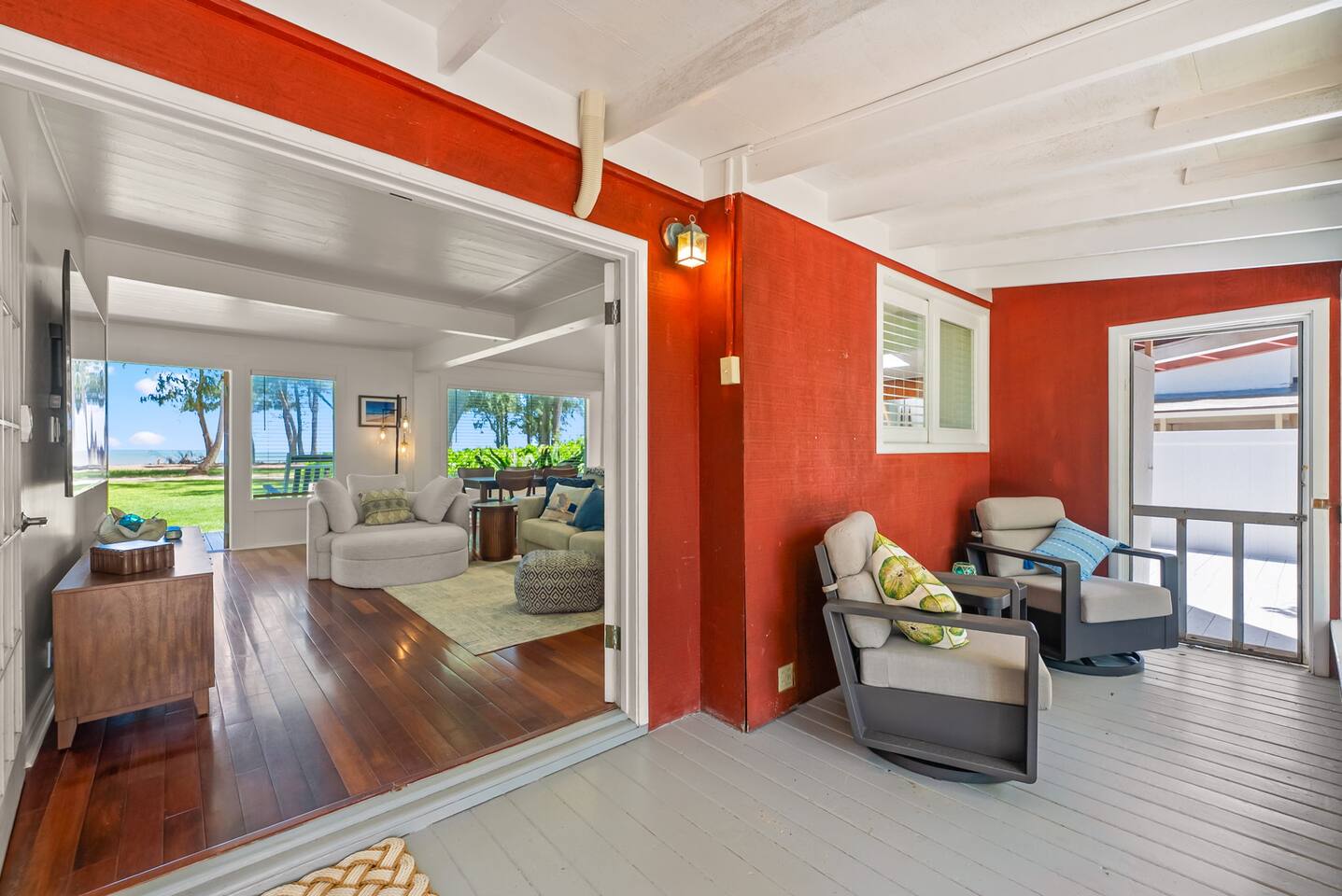Beachfront Retreat - Old Hawaii Waimanalo Villa