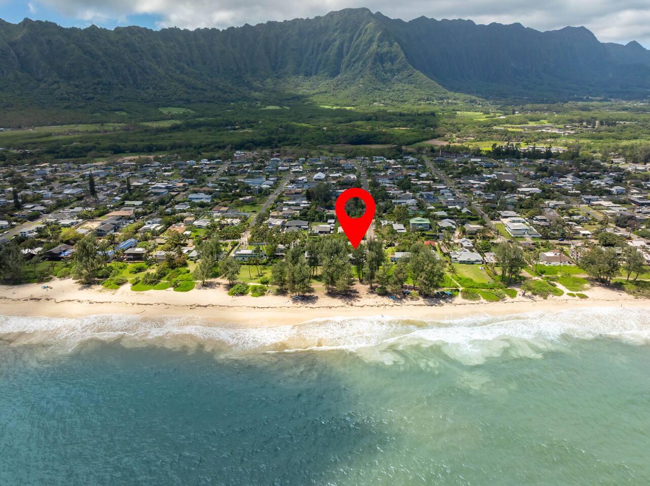 Beachfront Retreat - Old Hawaii Waimanalo Villa
