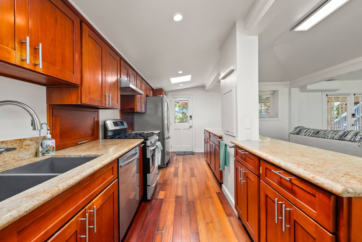 Beachfront Retreat - Old Hawaii Waimanalo Villa