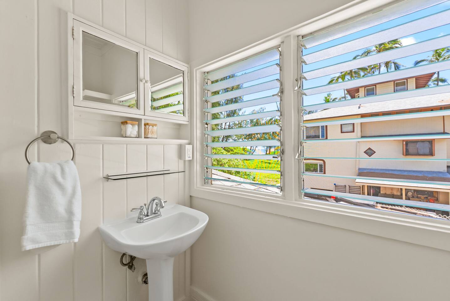 Beachfront Retreat - Old Hawaii Waimanalo Villa