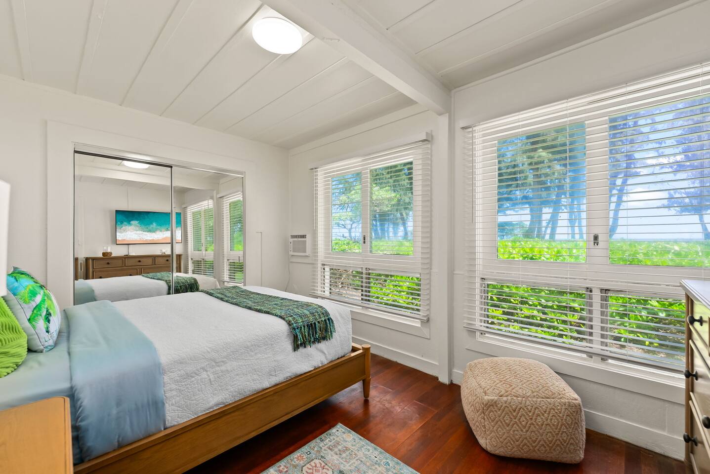 Beachfront Retreat - Old Hawaii Waimanalo Villa