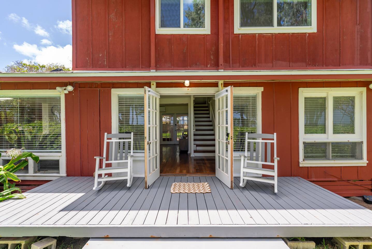 Beachfront Retreat - Old Hawaii Waimanalo Villa