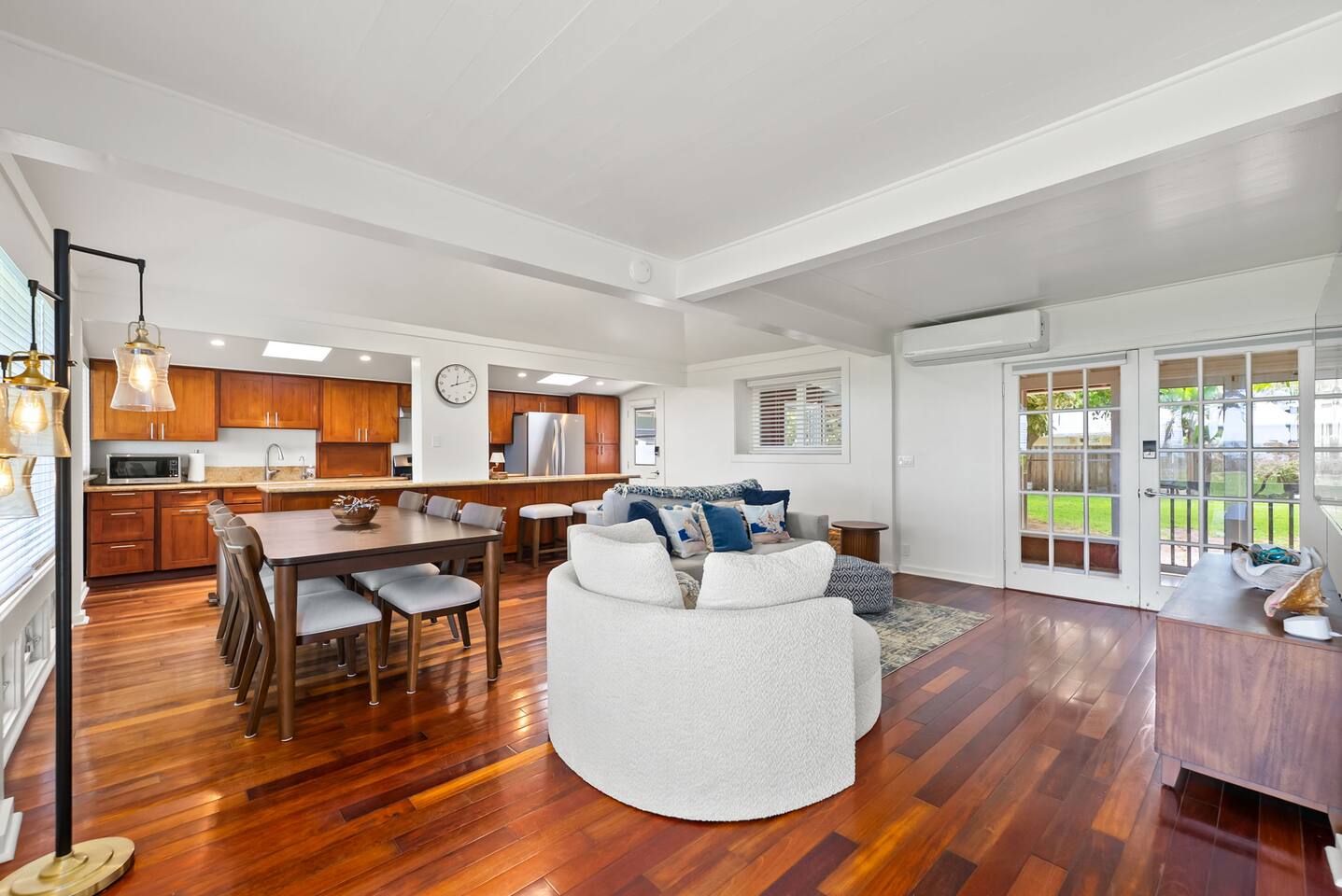 Beachfront Retreat - Old Hawaii Waimanalo Villa