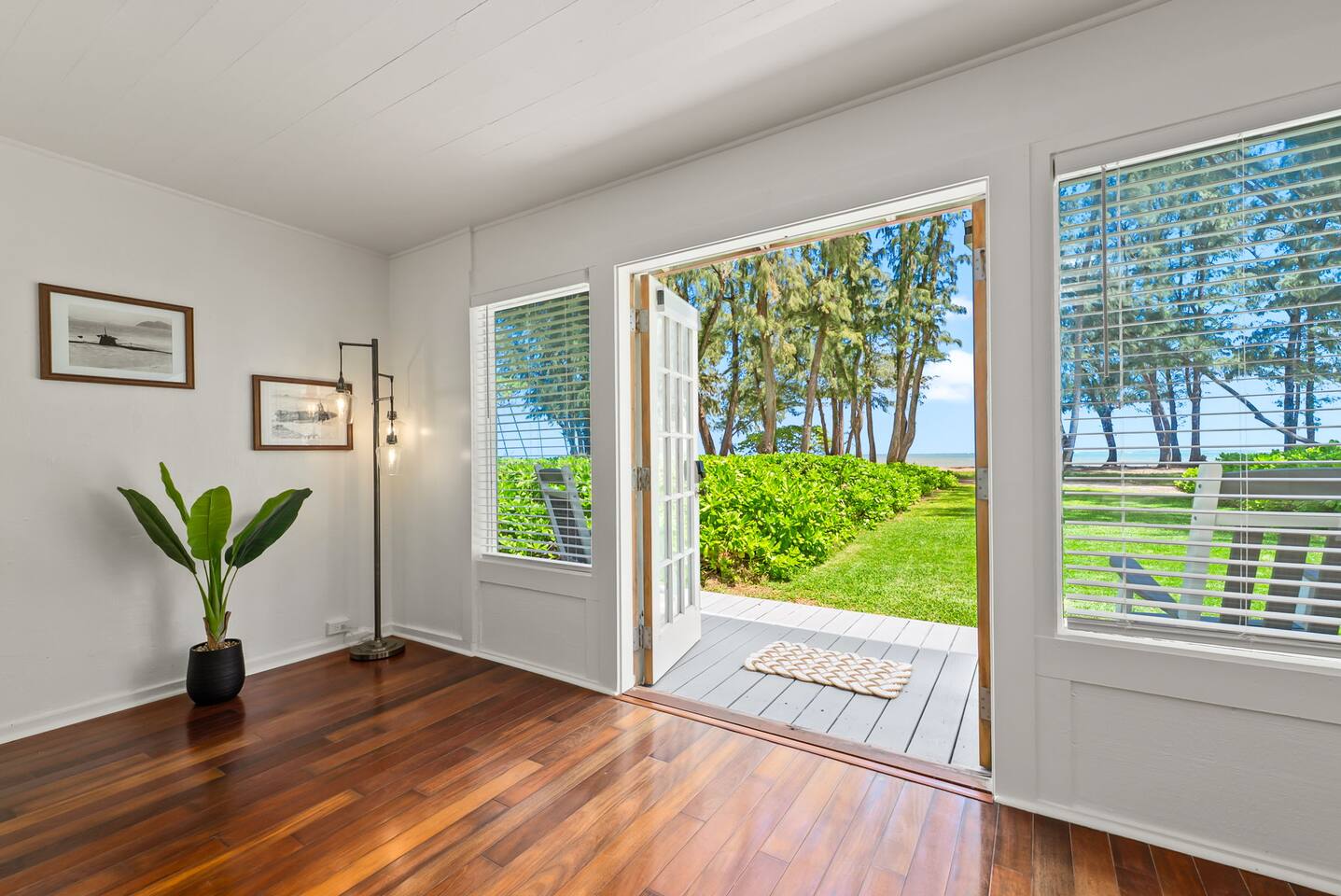 Beachfront Retreat - Old Hawaii Waimanalo Villa