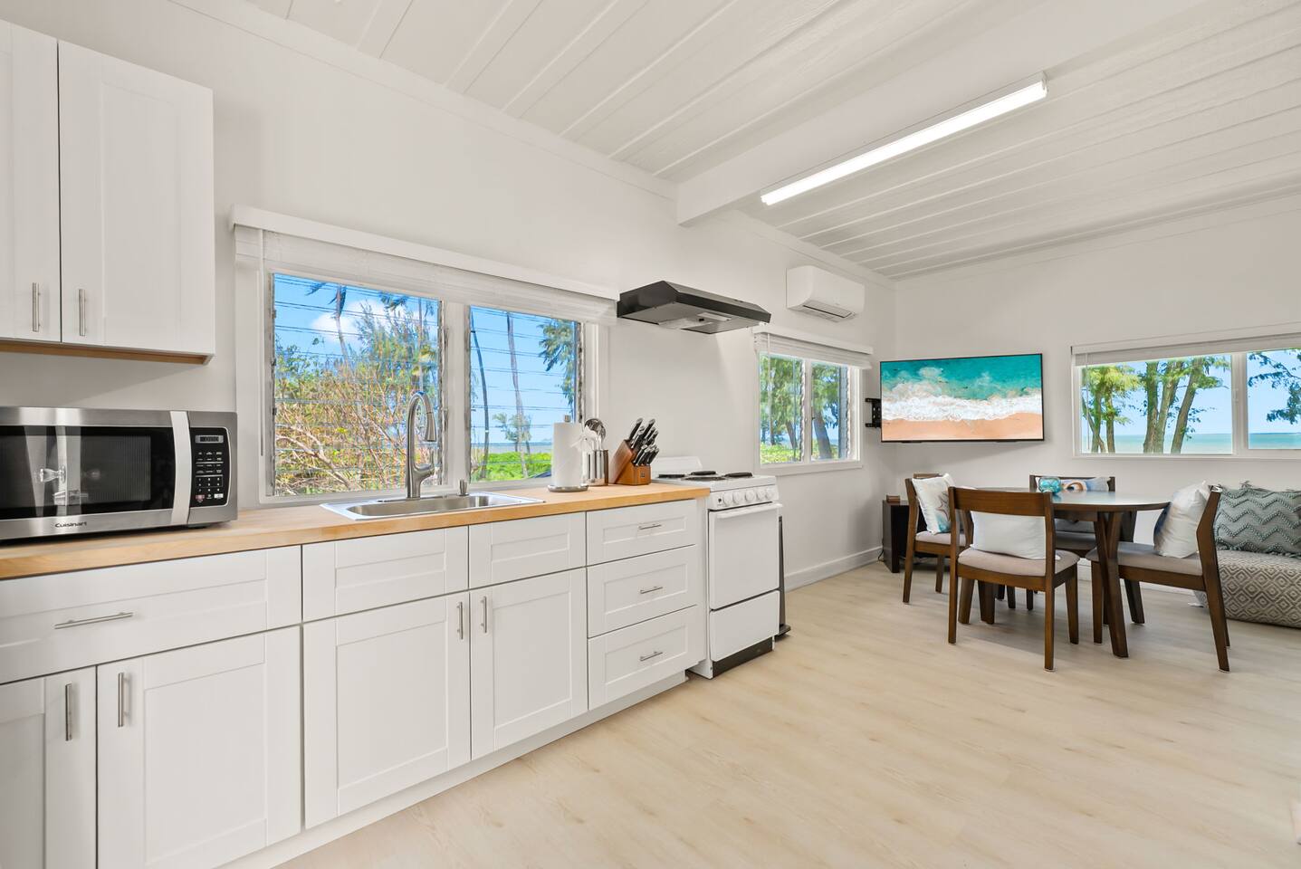 Beachfront Retreat - Old Hawaii Waimanalo Villa