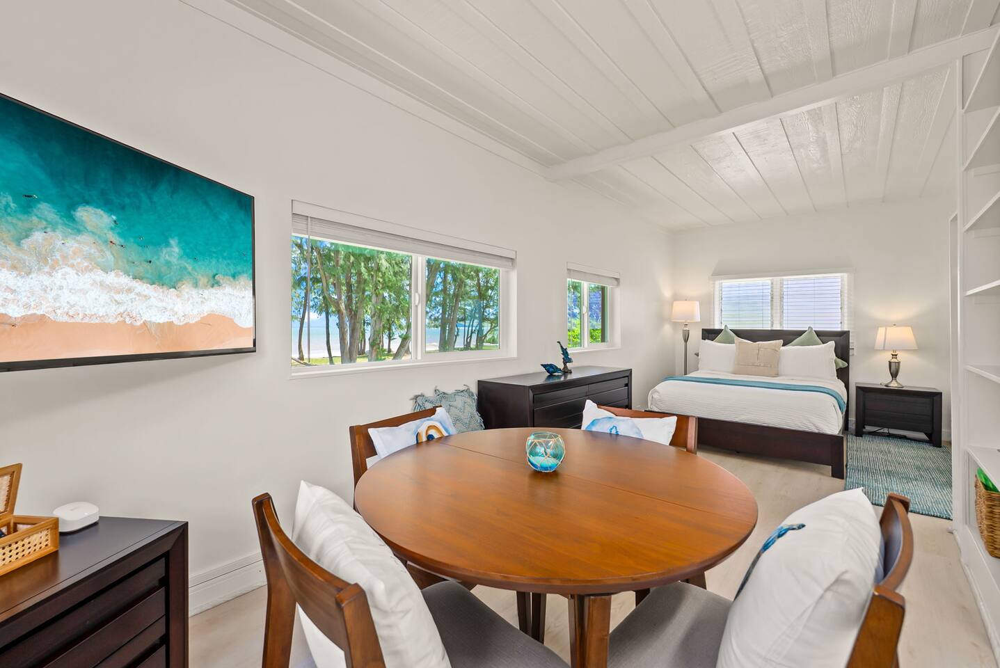 Beachfront Retreat - Old Hawaii Waimanalo Villa