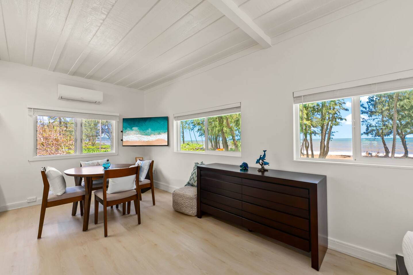 Beachfront Retreat - Old Hawaii Waimanalo Villa