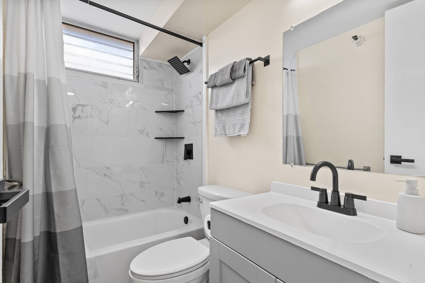 Skyline Access w/ Pearl Views - W/D, Parking, A/C