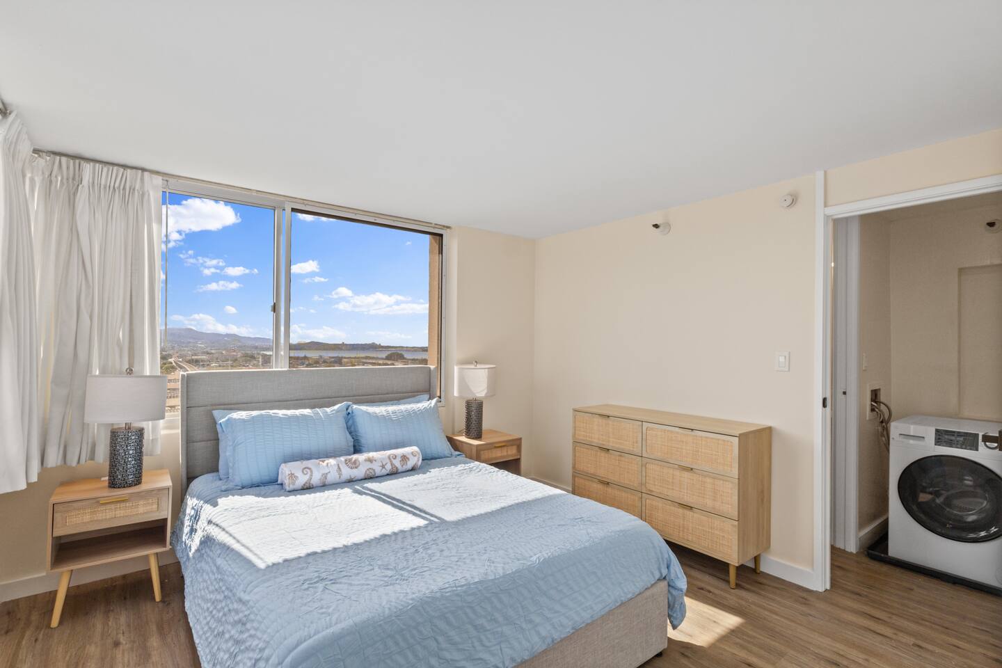 Skyline Access w/ Pearl Views - W/D, Parking, A/C