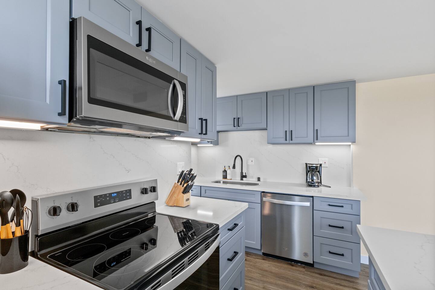 Skyline Access w/ Pearl Views - W/D, Parking, A/C